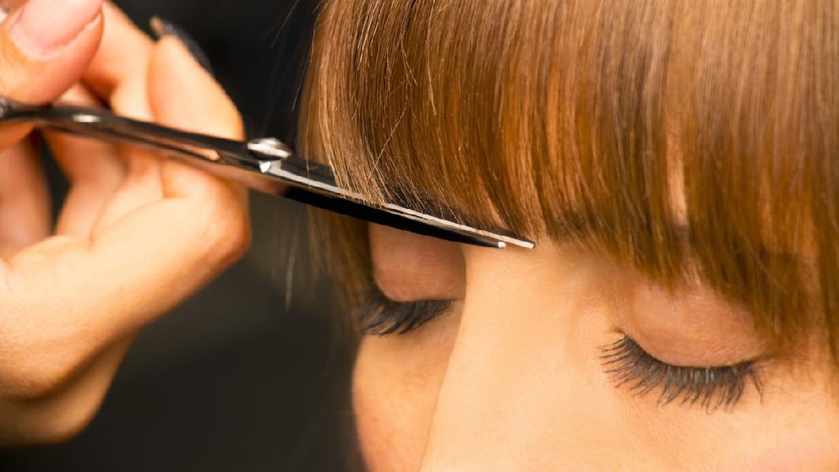 cara memotong rambut poni