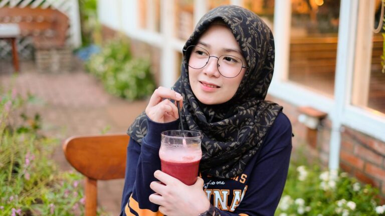 Cara Menggunakan Hijab Segi Empat yang Simple