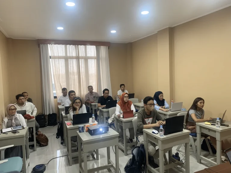 Pilih Sekolah Bisnis Digital Marketing: Kampus vs Bootcamp